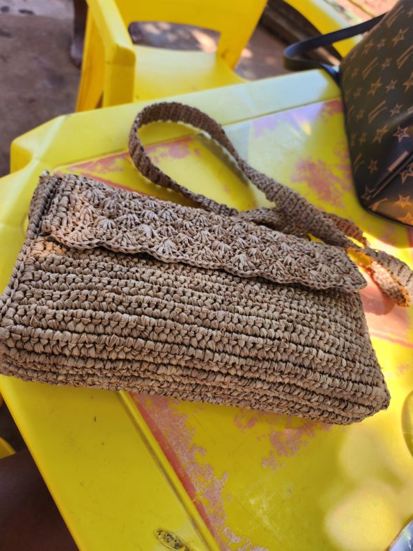 Sac TIANA en raphia couleur thé – porté épaule & bandoulière – Image 5
