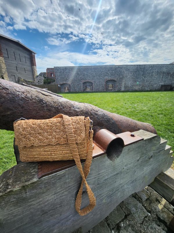 Sac TIANA en raphia couleur thé – porté épaule & bandoulière – Image 2