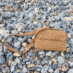 Sac TIANA en raphia couleur thé – porté épaule & bandoulière