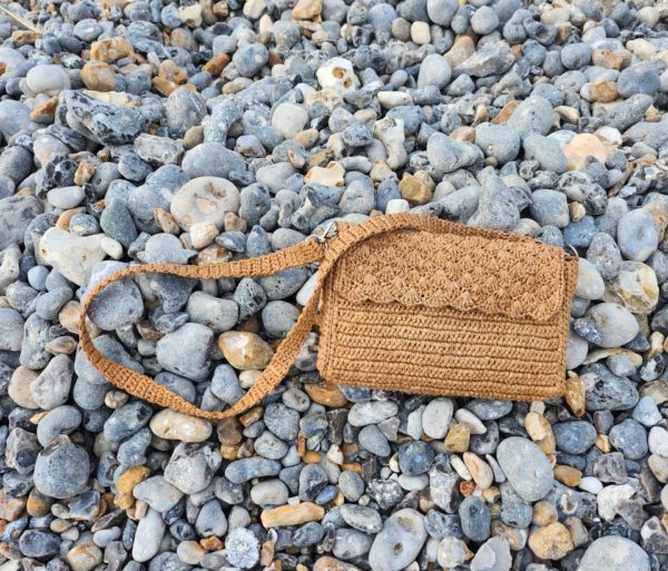 Sac TIANA en raphia couleur thé – porté épaule & bandoulière