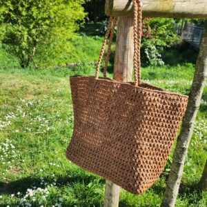 Grand cabas en raphia fait main – Coloris Thé Foncé