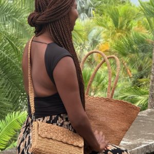 Sac TIANA en raphia couleur thé – porté épaule & bandoulière