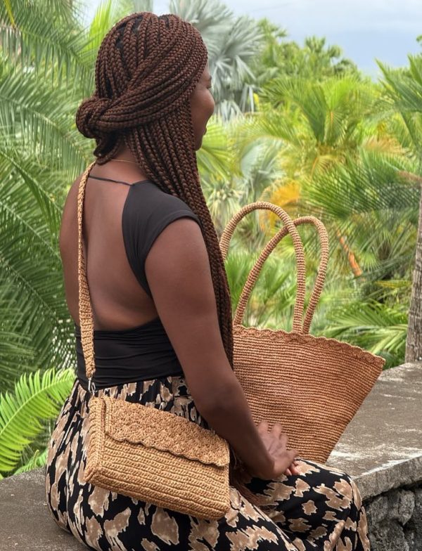 Sac TIANA en raphia couleur thé – porté épaule & bandoulière